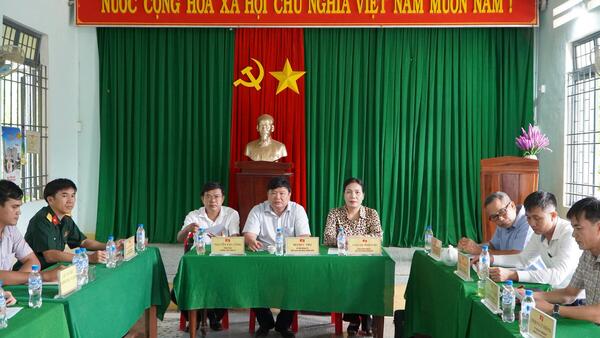ĐẢNG ỦY XÃ SƠN LINH LÀM VIỆC VỚI BAN CÁN SỰ THÔN TÀ ĐINH