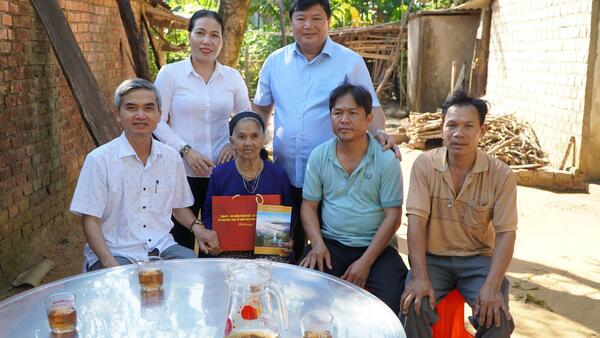 ĐOÀN CÔNG TÁC TỈNH ỦY QUẢNG NGÃI THĂM, TẶNG QUÀ NGƯỜI CÓ CÔNG TẠI XÃ SƠN LINH NHÂN KỶ NIỆM 79 NĂM NGÀY THƯƠNG BINH - LIỆT SĨ